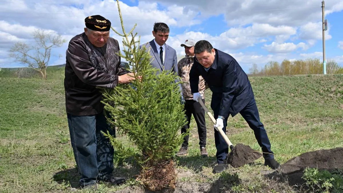 Аким области Абай принял участие в субботнике в селе Кокпекты