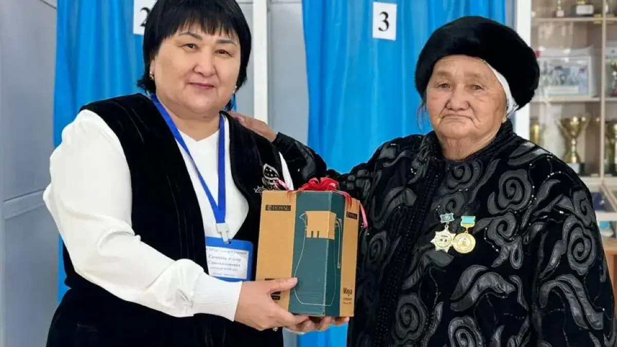 79-летняя жительница Аягоза, известная как «такси апа», приняла участие в референдуме