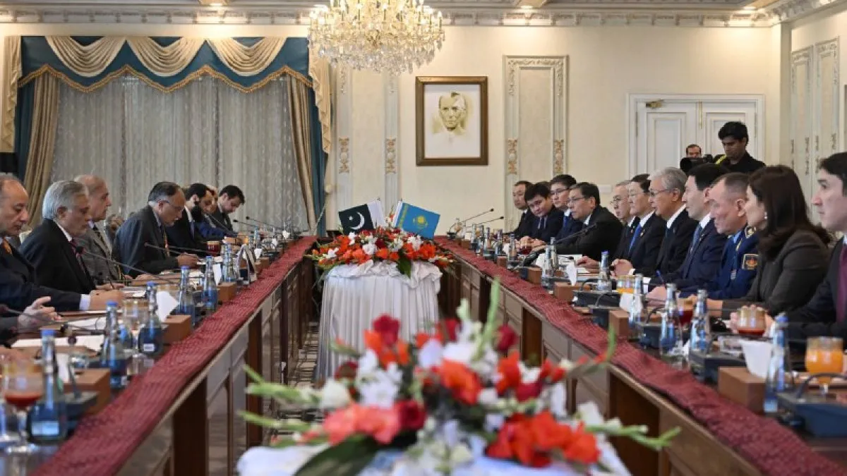Глава государства провел переговоры с Премьер-министром Пакистана Шахбазом Шарифом