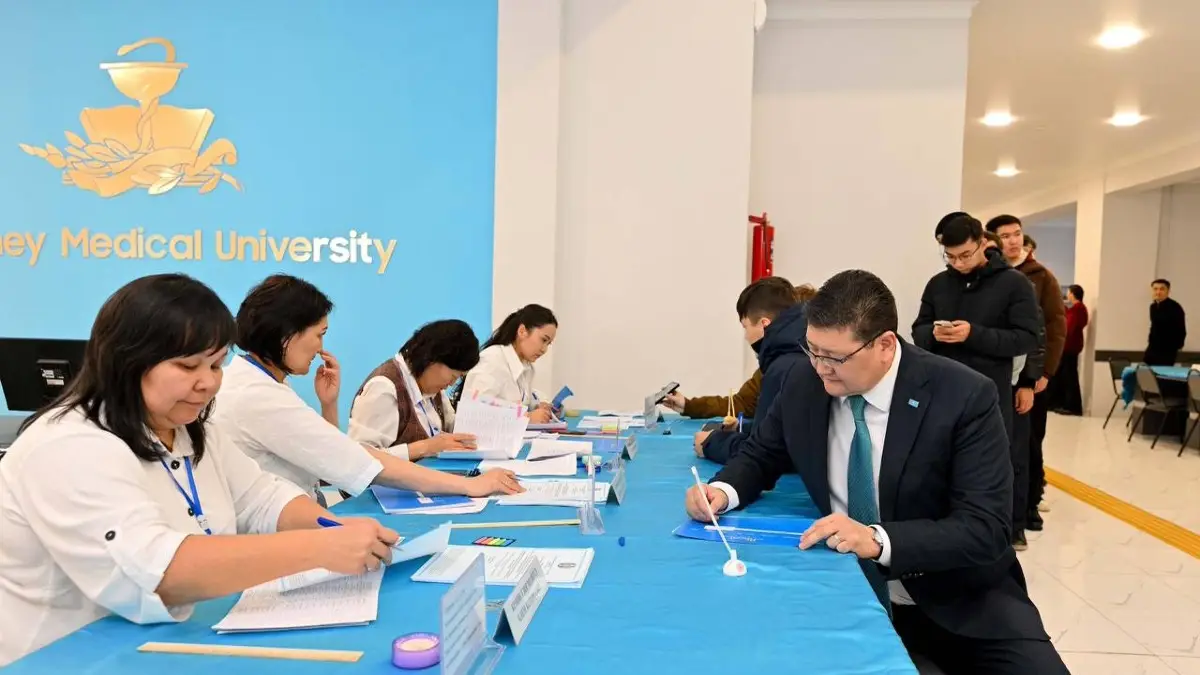 Аким области Абай проголосовал на референдуме