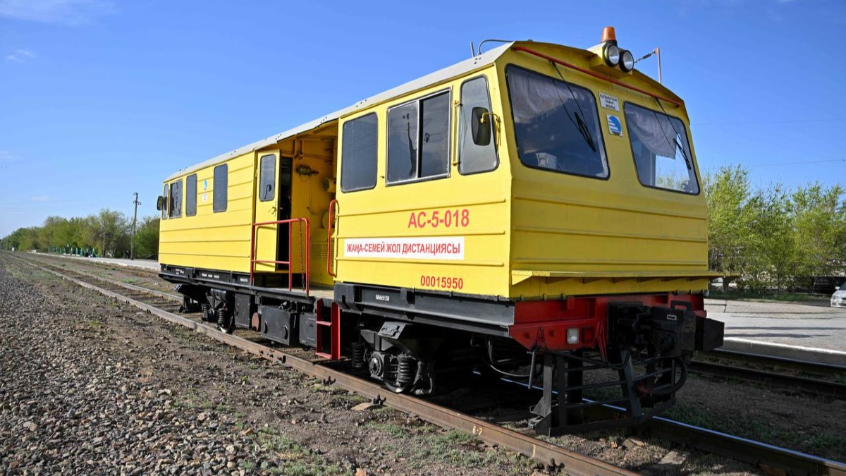 Территорию у железнодорожных путей очищают от мусора