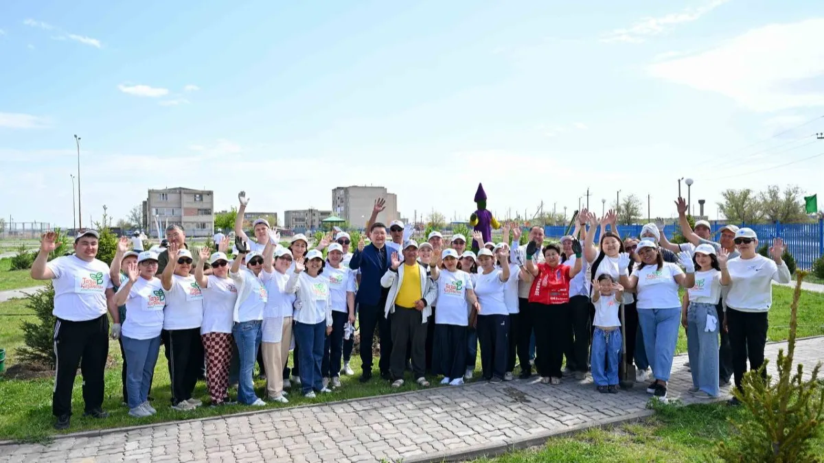 Аким области принял участие в субботнике в поселке Степной