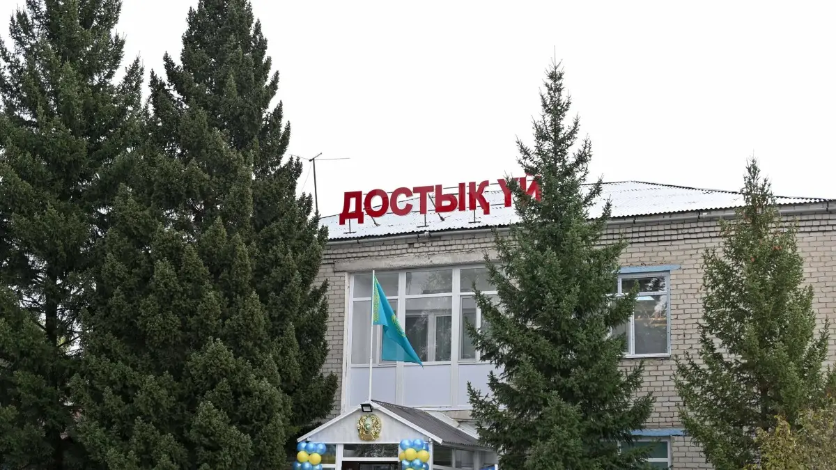 📌В Бородулихинском районе капитально отремонтировали Дом дружбы и благоустроили аллею