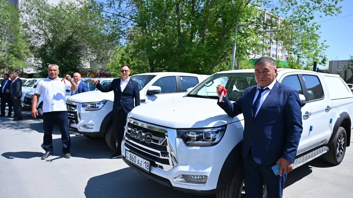 ✨Ветеринарной службе области Абай впервые передали 53 новых служебных автомобиля