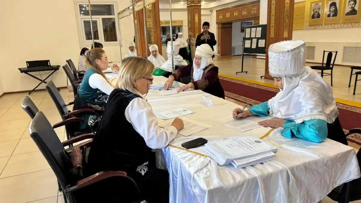 Участницы ансамбля бабушек «Айтаңсық» проголосовали на референдуме в городе Аягоз