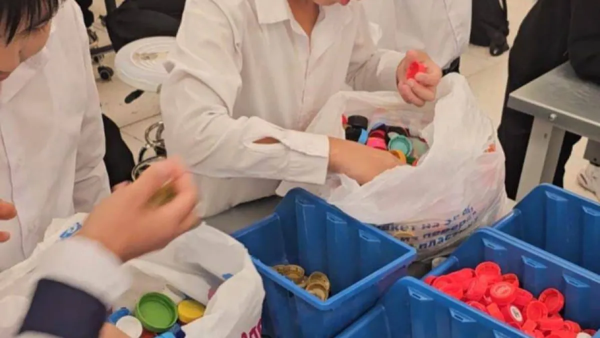 Школьники «Келешек мектеп» города Семей изготовили EcoBox из пластиковых крышек